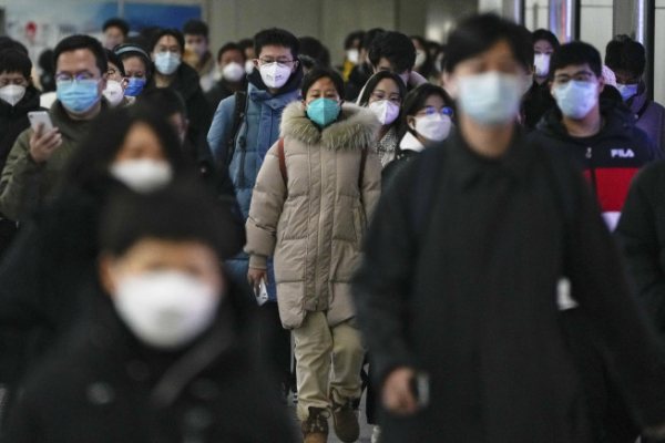 ▲27일 중국 베이징의 한 지하철 내부 통로를 사람들이 걸어가고 있다. 베이징/AP뉴시스