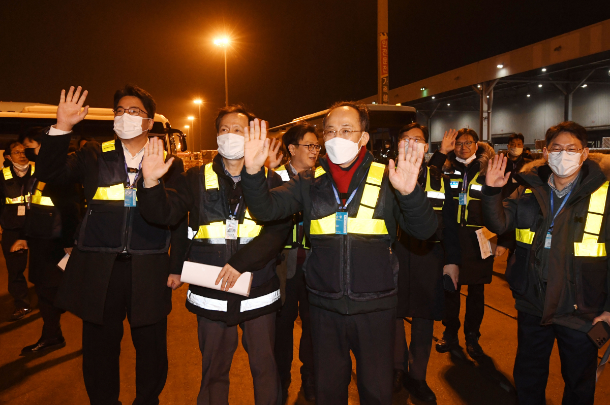 ▲추경호 경제부총리 겸 기획재정부 장관이 2023년 1월 1일 자정 인천공항 대한항공 제1화물터미널을 찾아 2023년 새해 첫 출항하는 반도체 관련 수출화물 국적기'의 출발에 손을 흔들며 환송을 하고 있다. (사진제공=기획재정부)