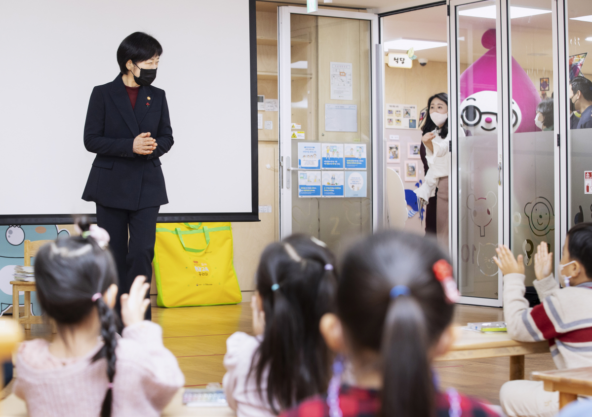 ▲한화진 환경부 장관이 지난해 12월 19일 세종시 한 어린이집을 방문해  어린이들의 층간소음 예방 교육에 함께 참여하고 있다. (사진제공=환경부)