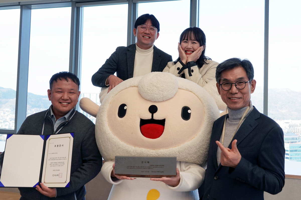 ▲CJ대한통운 직원들이 CJ나눔재단으로부터 ‘감사패’와 ‘후원증서’를 전달받고 기념사진 촬영을 하고있다. (사진제공=CJ대한통운)