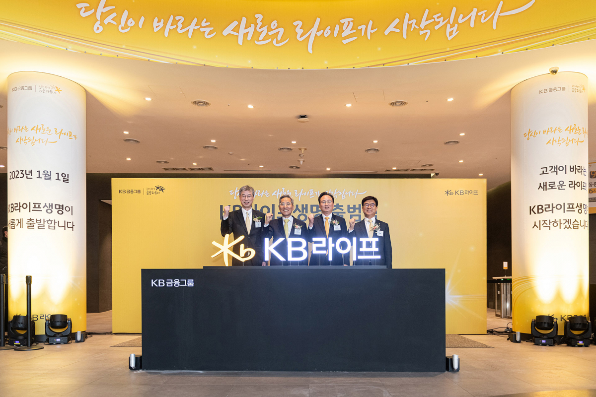 ▲서울 강남 역삼동 KB라이프타워 로비에서 ‘KB라이프생명’ CI 선포식을 진행, 윤종규 KB금융그룹 회장(왼쪽 두 번째), 허인 KB 금융지주 부회장(왼쪽 첫 번째), 이동철 KB금융지주 부회장(오른쪽 첫 번째), 이환주 KB라이프생명 대표이사 사장(오른쪽 두 번째)이 기념사진을 촬영하고 있다.