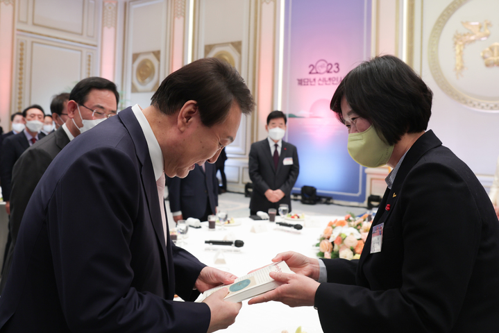 ▲윤석열 대통령이 2일 오전 청와대 영빈관에서 열린 2023년 신년 인사회에서 이정미 정의당 대표에게 '난장이가 쏘아올린 작은 공' 책을 선물받고 있다. (사진=대통령실 제공)