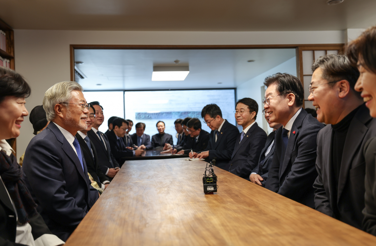 ▲문재인 전 대통령이 2일 오후 경남 양산시 평산마을 자택에서 이재명 대표 등 더불어민주당 새 지도부의 예방을 받아 환담하고 있다.  (더불어민주당)