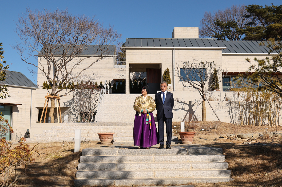 ▲문재인 전 대통령과 부인 김정숙 여사가 2일 경남 양산시 평산마을 자택을 찾아온 이재명 더불어민주당 대표와 민주당 지도부들을 맞이하기 위해 사저 앞으로 걸어오고 있다.  (더불어민주당)