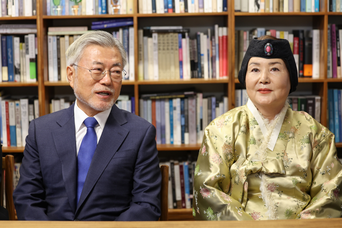 ▲문재인 전 대통령과 부인 김정숙 여사가 2일 경남 양산시 평산마을 자택을 찾아온 민주당 지도부와 환담하고 있다.  (더불어민주당)