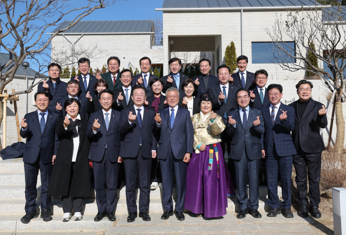 ▲문재인 전 대통령이 2일 경남 양산시 평산마을 자택에서 이재명 대표 등 더불어민주당 지도부의 예방을 받아 기념사진을 찍고 있다.  (더불어민주당)