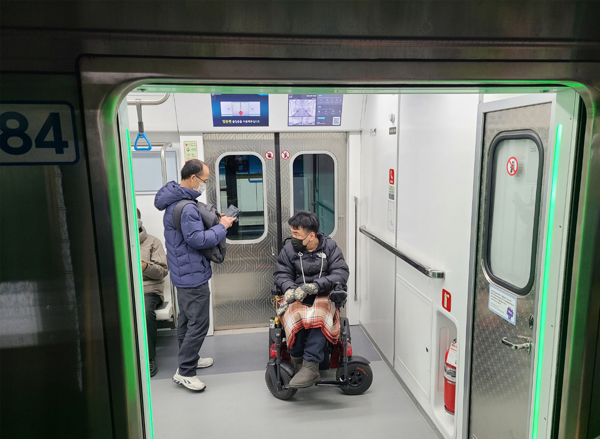 ▲2일 지하철 4호선 삼각지역에서 탑승 시위를 벌인 전국장애인철폐연대(전장연)가 12시간 넘게 경찰과 서울교통공사와 대치를 이어가다 해산했다. 서울중앙지법은 지난달 19일 서울교통공사가 전장연과 이 단체 박경석 대표 등을 상대로 낸 손해배상 소송을 강제조정하며 전장연이 지하철 승하차 시위로 5분을 초과해 지하철 운행을 지연시키면 1회당 500만원을 공사에 지급하도록 했다. 전장연은 이 조정안을 수용하겠다고 밝혔으나 오세훈 서울 시장이 거부 의사를 밝혔다. 이날 오후 전장연 활동가가 시위 해산 후 귀가를 위해 지하철에 탑승해 있다. (연합뉴스)