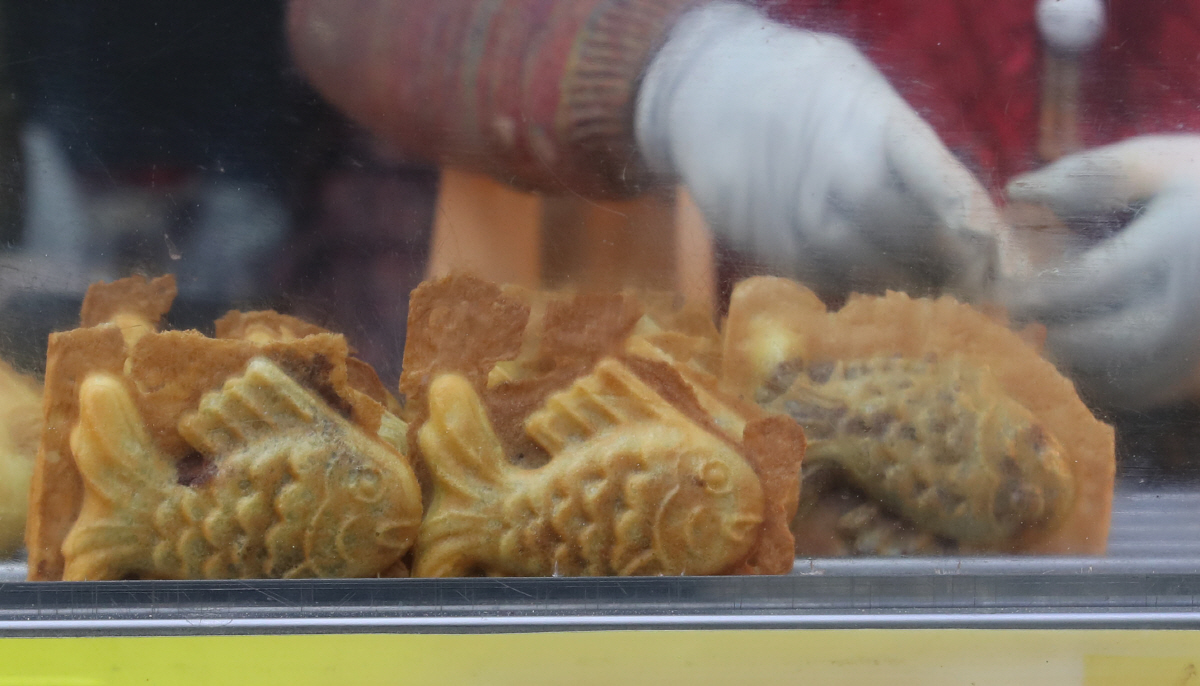 ▲지난해 12월 13일 오후 서울 송파구 잠실역 인근 노점상에서 붕어빵을 팔고 있다.(뉴시스)