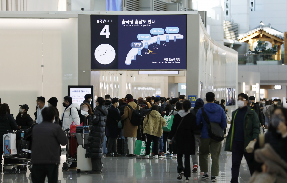 ▲2022년 마지막날을 하루 앞둔 12월 30일 인천국제공항 제2터미널 출국장이 해외 여행객 등으로 붐비고 있다. (뉴시스)