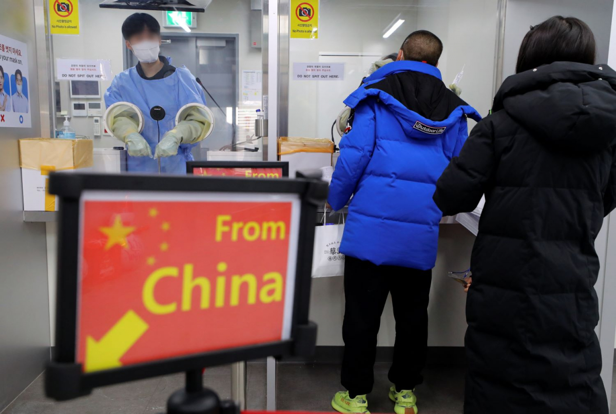 ▲중국발 모든 입국자에 대해 코로나19 유전자증폭(PCR) 검사가 시작된 2일 인천공항 제1터미널 코로나19 검사센터에서 중국발 입국자들이 PCR 검사를 받고 있다. (뉴시스)