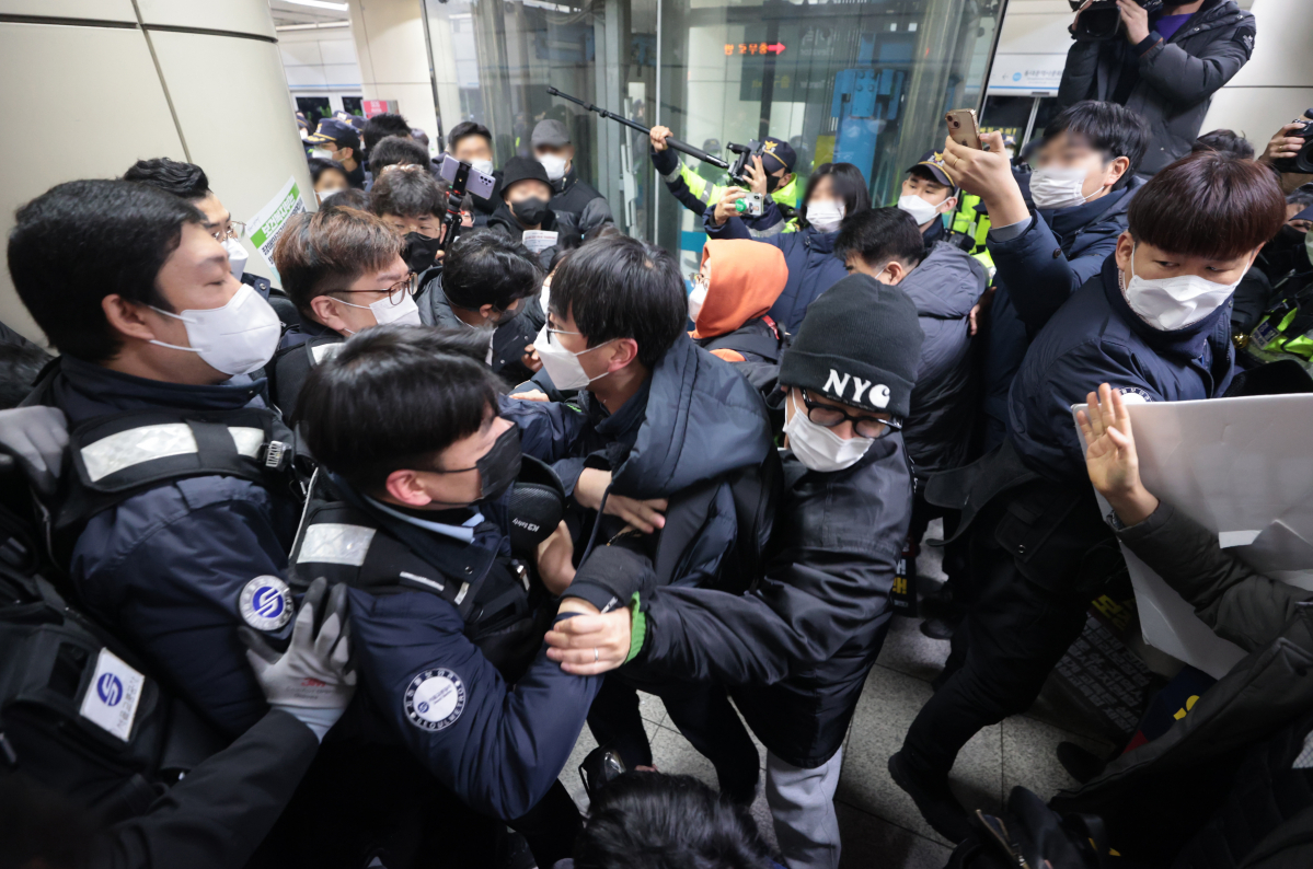▲3일 오전 전국장애인차별철폐연대(전장연) 활동가들이 서울 4호선 동대문역사문화공원에서 지하철 탑승을 시도하다가 서울교통공사 측과 거칠게 대치하고 있다. 전날 전장연은 탑승을 막는 서울교통공사·경찰과 대치하며 13시간 가량 시위를 벌이다가 이날 오전 10시 30분에 시위를 재개할 것을 예고하며 해산했다. 연합뉴스