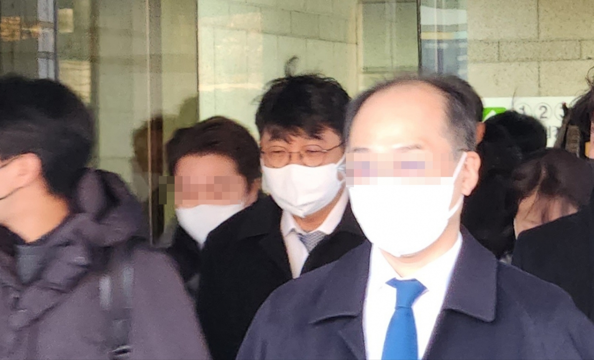 ▲이정훈 빗썸 전 의장이 3일 서울중앙지법에서 열린 1심 선고 판결에서 무죄를 선고 받은 뒤 재판장을 나서고 있다.  (이시온 기자 zion0304)