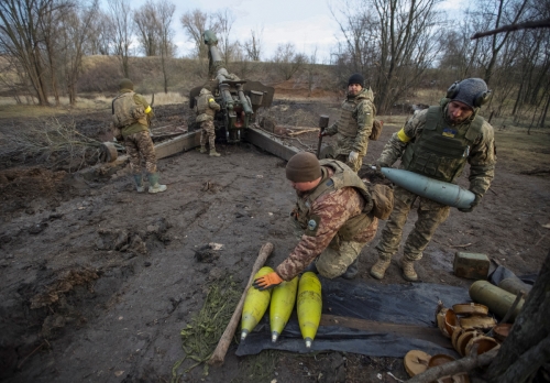 ▲우크라이나 병사들이 1일(현지시간) 포 발사를 준비하고 있다. 도네츠크(우크라이나)/로이터연합뉴스 
