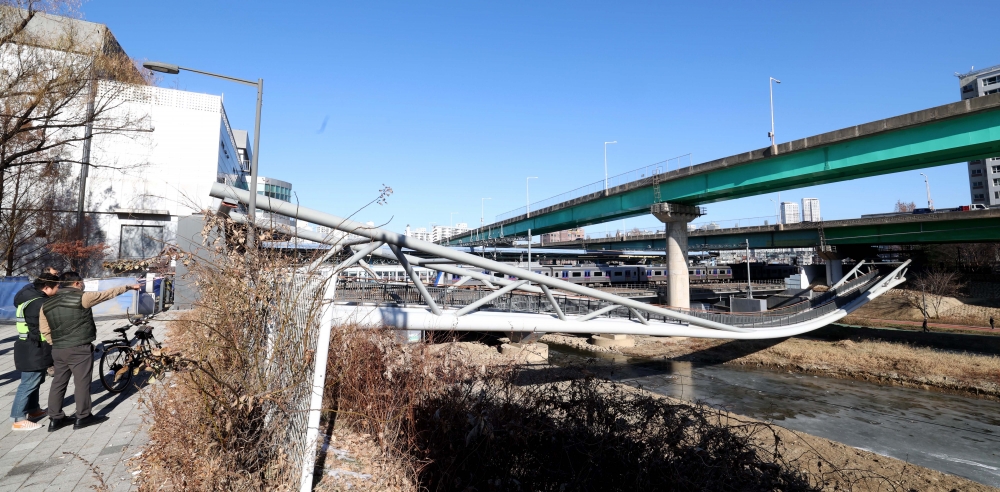 ▲3일 서울 구로구 도림보도육교가 주저앉아 있다. 영등포구와 경찰 등에 따르면 이날 오전 1시40분께 영등포구 도림동과 신도림역을 잇는 도림보도육교가 내려앉아 육교와 하부 자전거도로·산책로가 전면 통제됐다. 현장 조사 결과 육교를 지탱하던 지지대 시멘트와 난간 철제가 일부 파손됐으나 인명 피해는 발생하지 않은 것으로 파악됐다. 신태현 기자 holjjak@ (이투데이DB)