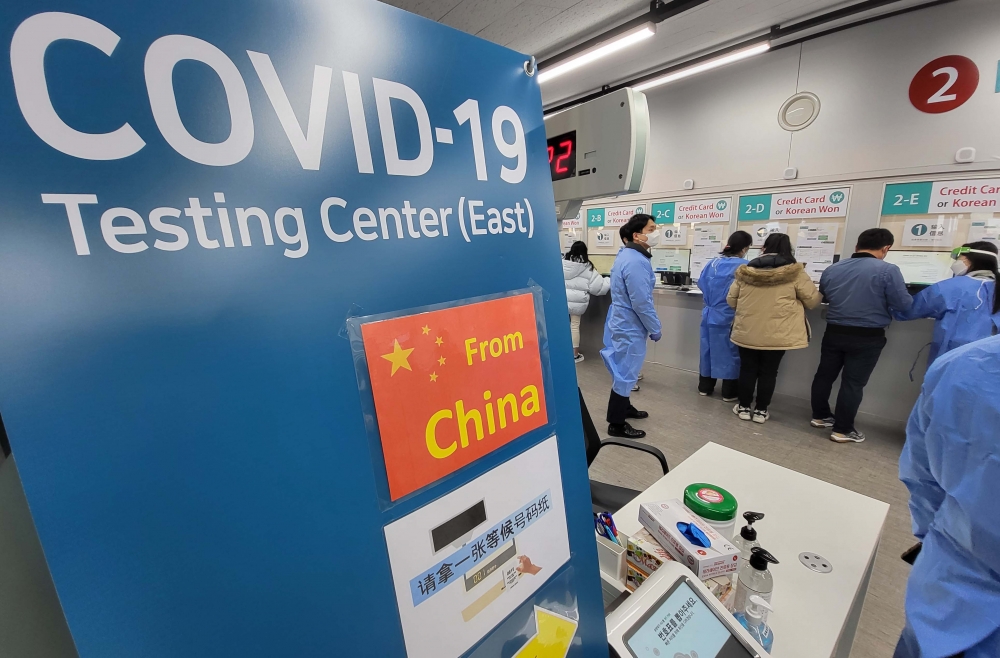▲중국발 입국자 모두에 대해 코로나19 유전자증폭(PCR) 검사를 하는 고강도 방역 대책이 시작된 2일 인천 중구 인천국제공항 제1여객터미널 코로나19 검사센터에서 중국발 입국자들이 접수를 하고 있다. 신태현 기자 holjjak@ (이투데이DB)