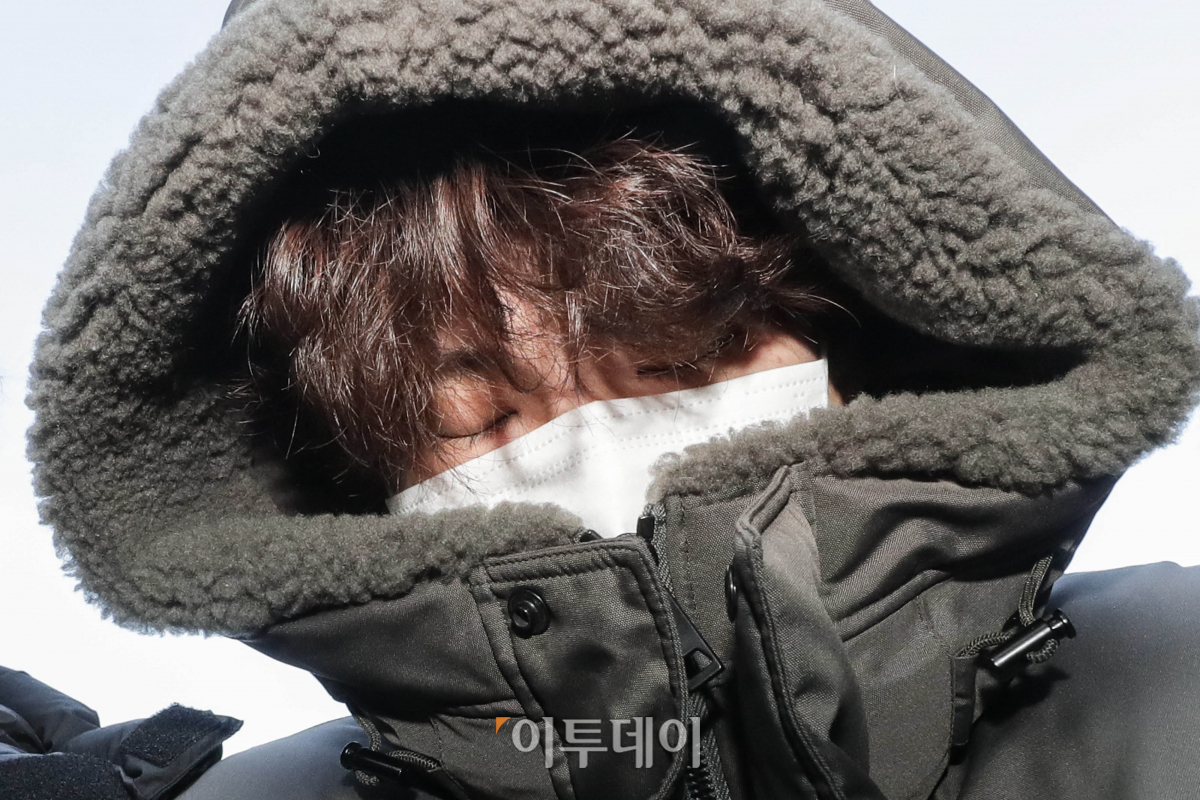 ▲동거녀와 택시기사를 살해한 혐의로 구속된 이기영이 4일 오전 경기도 고양시 일산동부경찰서에서 검찰로 송치되고 있다. 조현호 기자 hyunho@