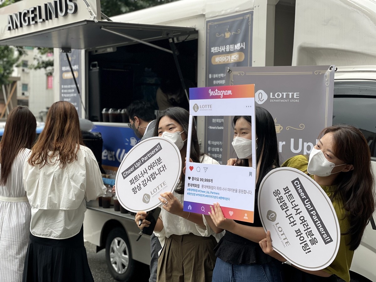 ▲롯데백화점 바이어들이 파트너사를 찾아가 커피차 이벤트를 진행하고 있다. (사진제공=롯데쇼핑)