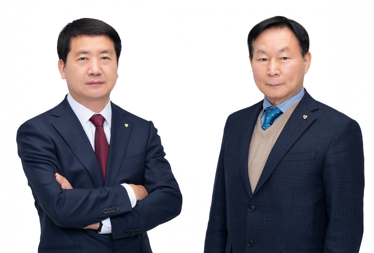 ▲정철현 태광산업 첨단소재사업본부 대표이사(왼쪽)와 조진환 태광산업 석유화학본부 대표이사. (사진제공=태광산업)
