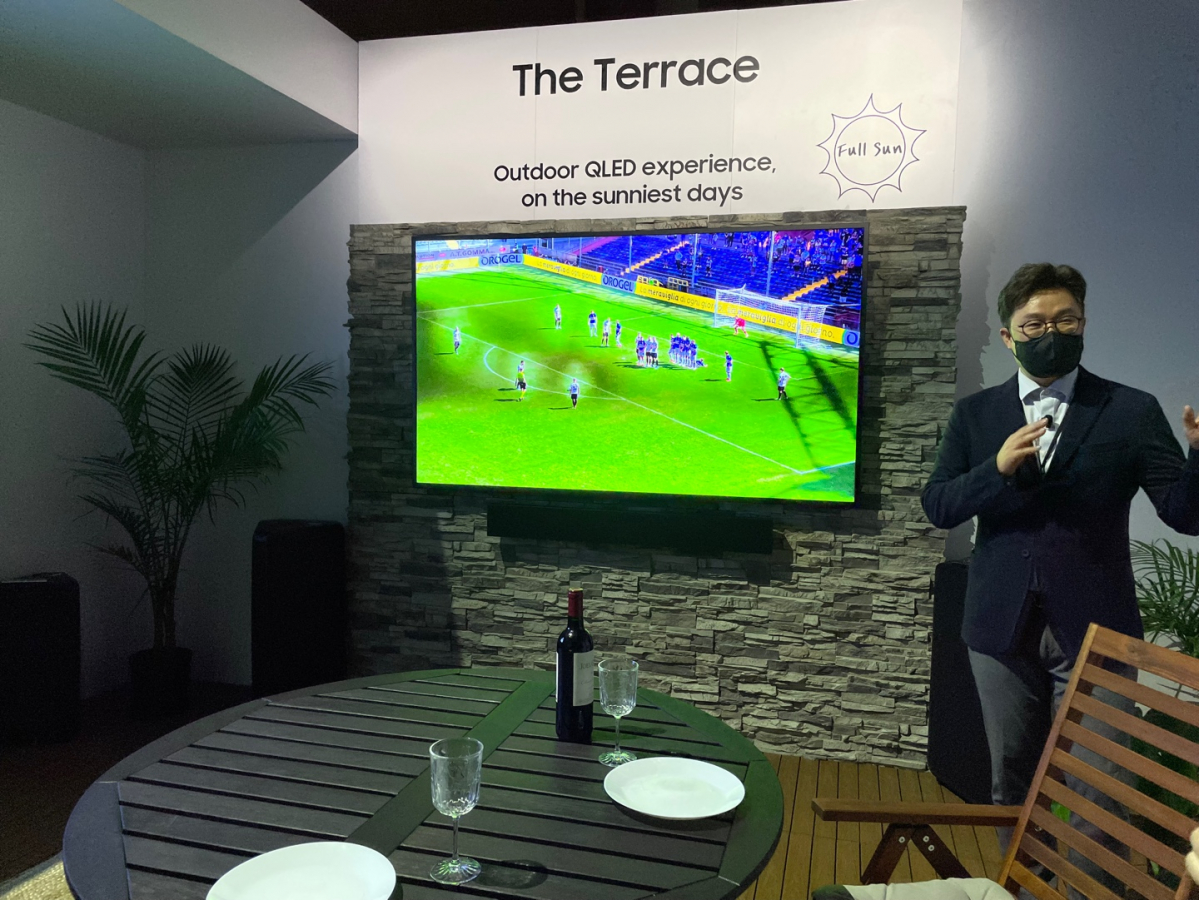 ▲정강일 삼성전자 영상디스플레이사업부 상무가 아웃도어 TV인 ‘테라스’에 대해 설명하고 있다.  (강태우 기자 burning@)