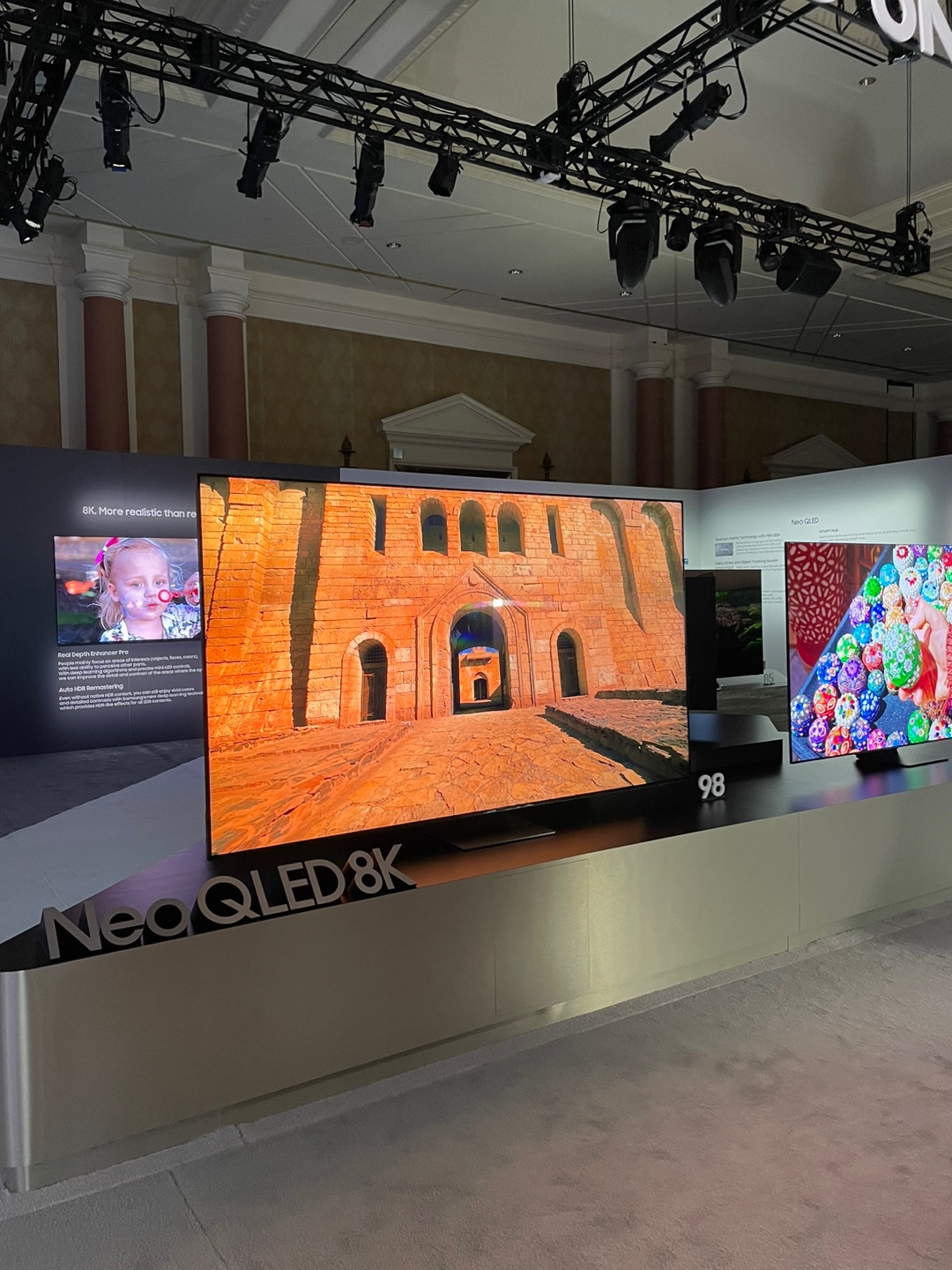 ▲98형 ‘네오(Neo) QLED 8K’의 모습. (강태우 기자 burning@)