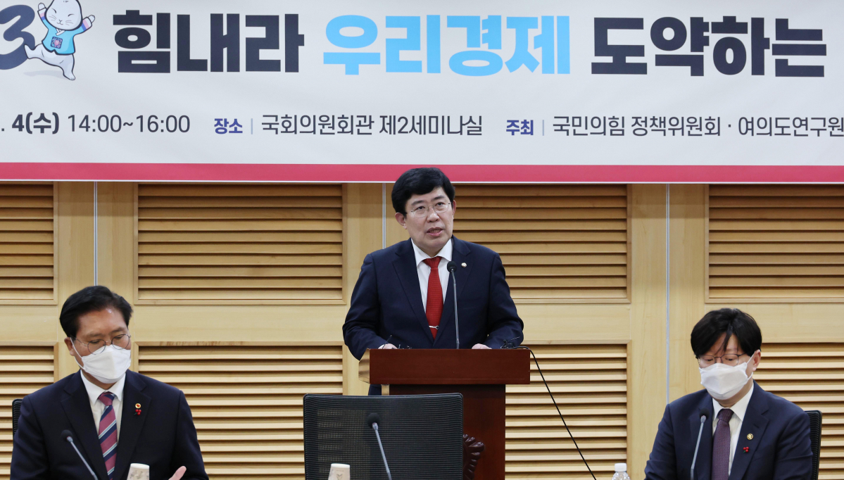 ▲국민의힘 윤창현 의원이 4일 오후 서울 여의도 국회 의원회관에서 열린 '2023 힘내라 우리경제 도약하는 한국금융' 세미나에서 인사말을 하고 있다. 왼쪽부터 국민의힘 송석준 의원, 윤창현 의원, 김소영 금융위원회 부위원장 (연합뉴스)