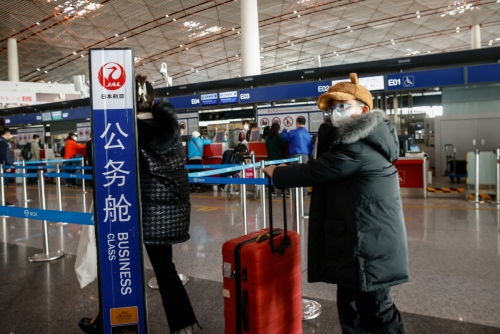 ▲중국인들이 일본으로 떠나기 위해 1일 공항에서 대기하고 있다. 베이징(중국)/EPA연합뉴스
