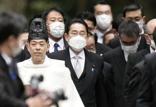 ▲기시다 후미오 일본 총리가 4일 미에현 이세시 이세신궁에 참배하러 가고 있다. 도쿄(일본)/로이터연합뉴스
