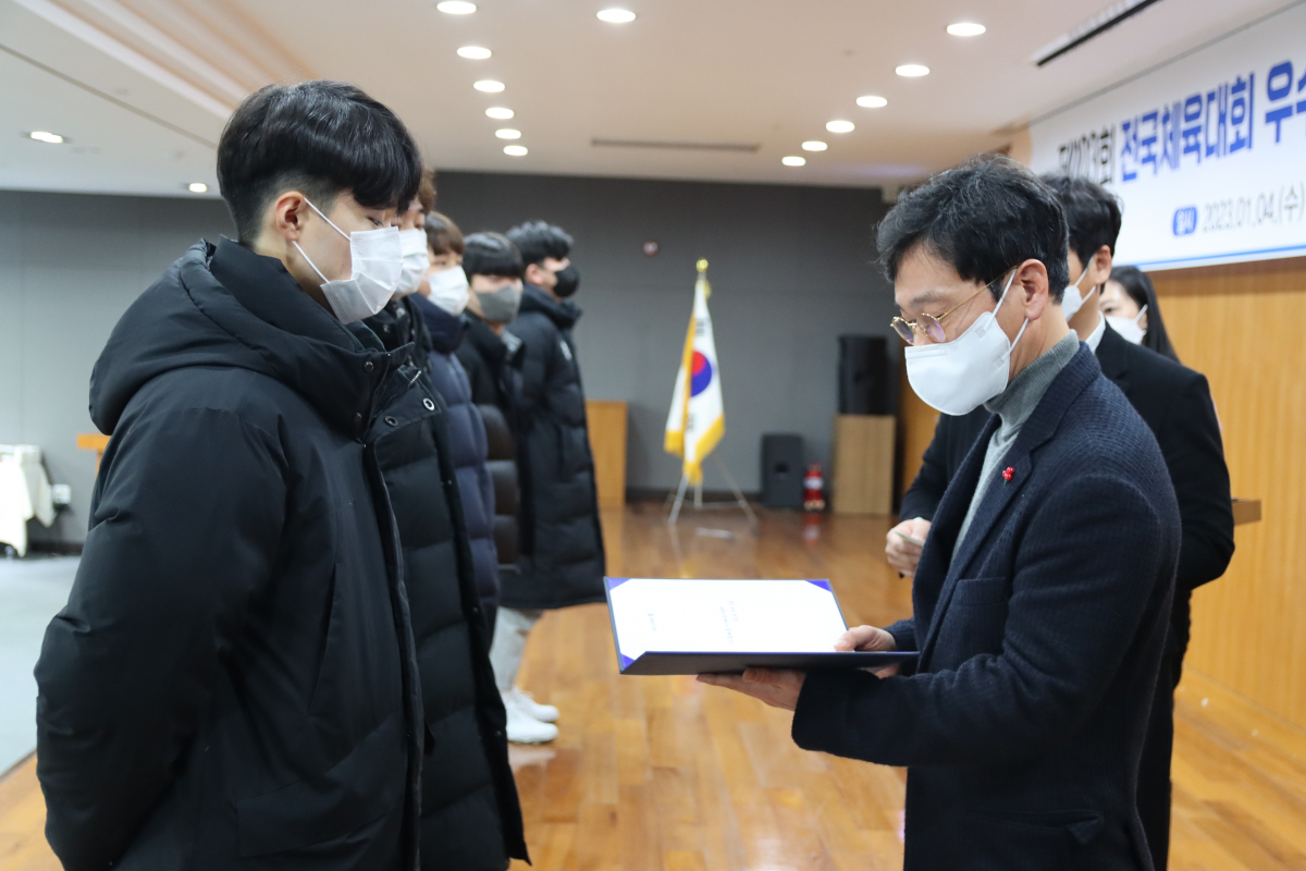 ▲이승찬(오른쪽) 계룡장학재단 이사장이 대전 고등‧대학생 선수들에게 장학금을 시상하고 있다 (사진제공=계룡건설)