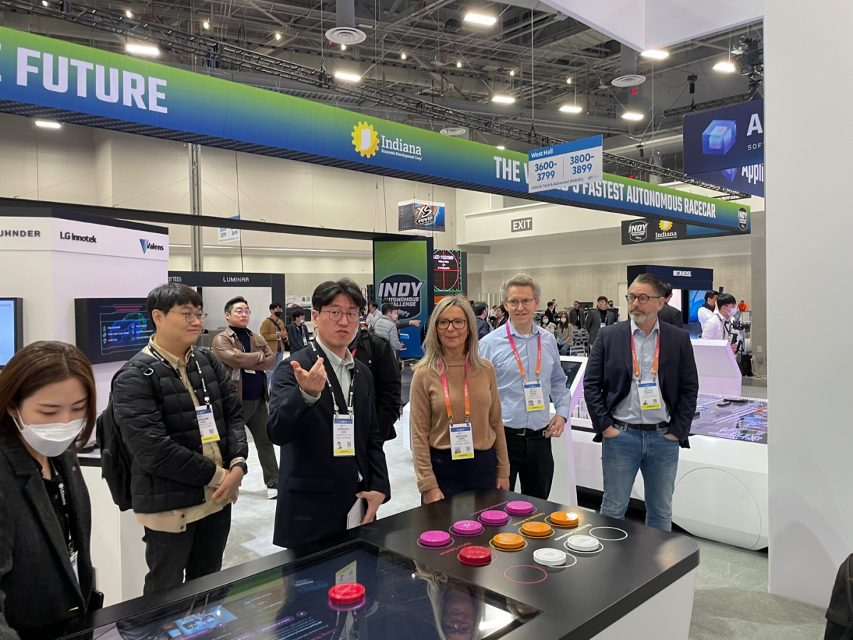 ▲LG이노텍 부스를 찾은 외국 고객사들이 관계자의 이야기를 듣고 있다. (강태우 기자 burning@)