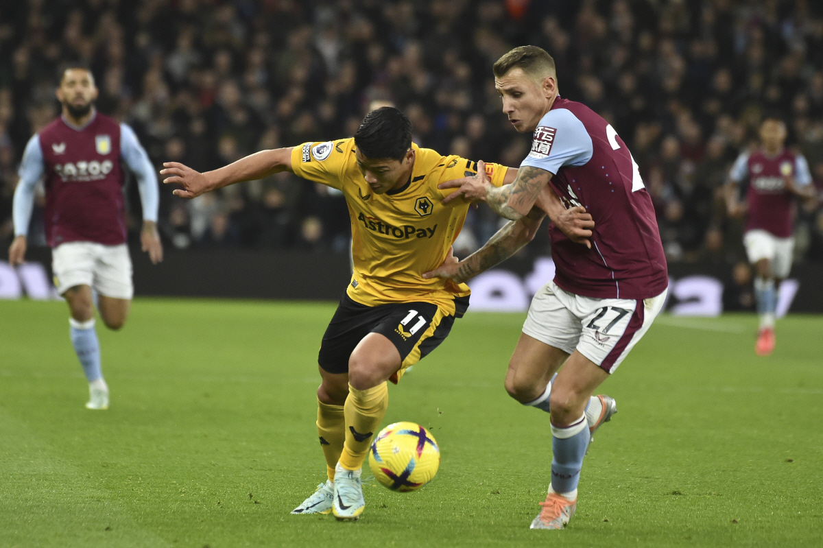 ▲공을 지키는 황희찬(AP/연합뉴스)
