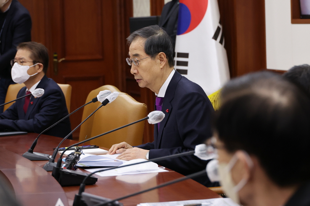 ▲한덕수 국무총리가 5일 정부서울청사에서 열린 국정현안관계장관회의를 주재하고 있다. (연합뉴스)