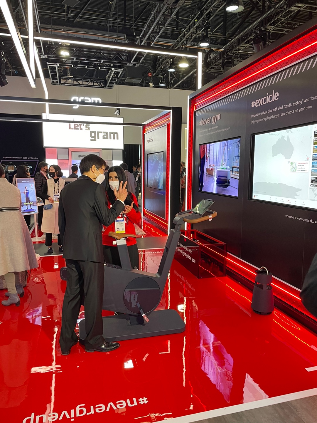 ▲외국인 관람객이 익사이클 관계자에게 제품에 관해 문의하고 있다.  (강태우 기자 burning@)