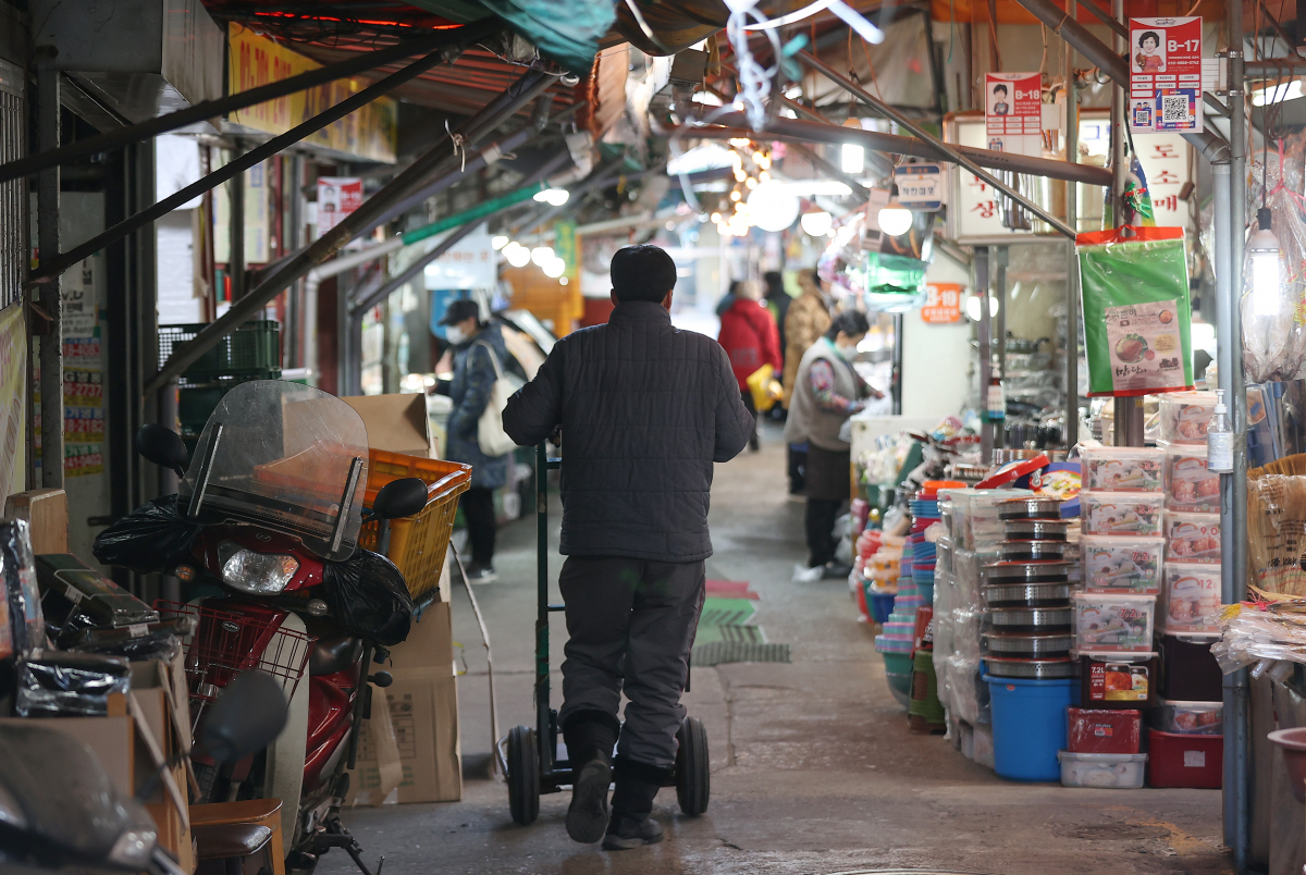 ▲소상공인과 전통시장의 체감 경기가 석달 연속 악화한 것으로 나타난 가운데 2일 서울 시내의 한 전통시장 모습. (연합뉴스)