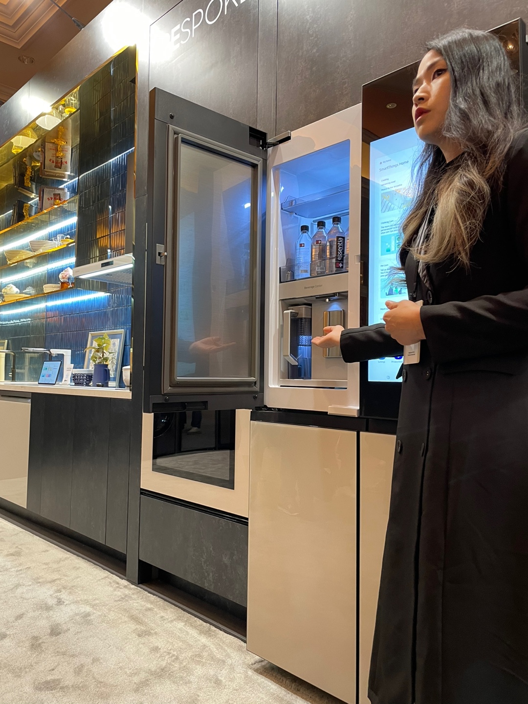 ▲삼성전자 관계자가 냉장고 내부 ‘베버리지 센터’를 소개하고 있다. (강태우 기자 burning@)