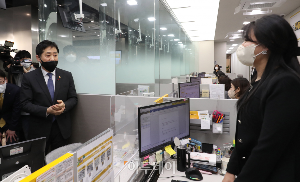 ▲김주현 금융위워장이 탄력점포 현장방문을 위해 서울 중구 KB국민은행 남대문종합금융센터를 찾아 현장시찰을 하고 있다. (조현호 기자 hyunho@)
