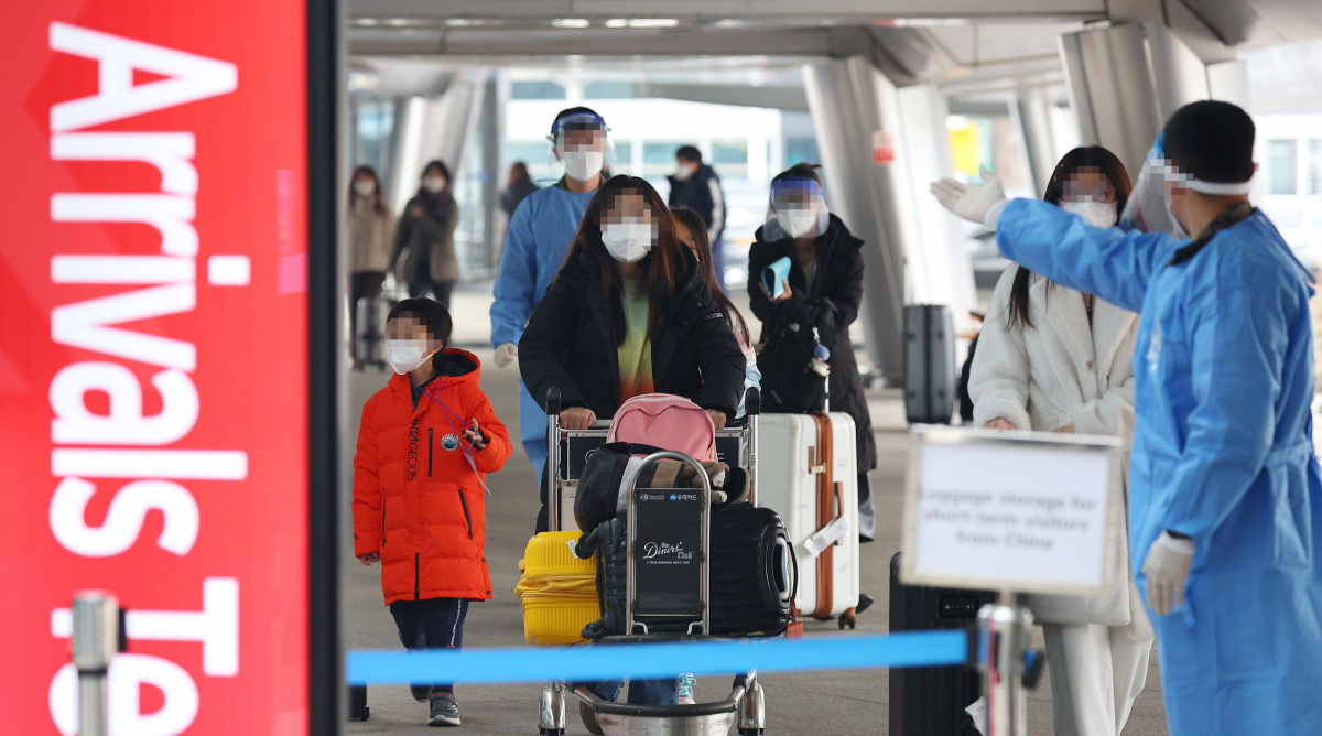 ▲중국발 한국행 항공기에 탑승하는 모든 내·외국인의 코로나19 음성확인서 제출 의무화 첫날인 5일 오전 중국발 항공기로 입국한 탑승객들이 인천국제공항 제1여객터미널 코로나19 검사센터로 향하고 있다. (연합뉴스)