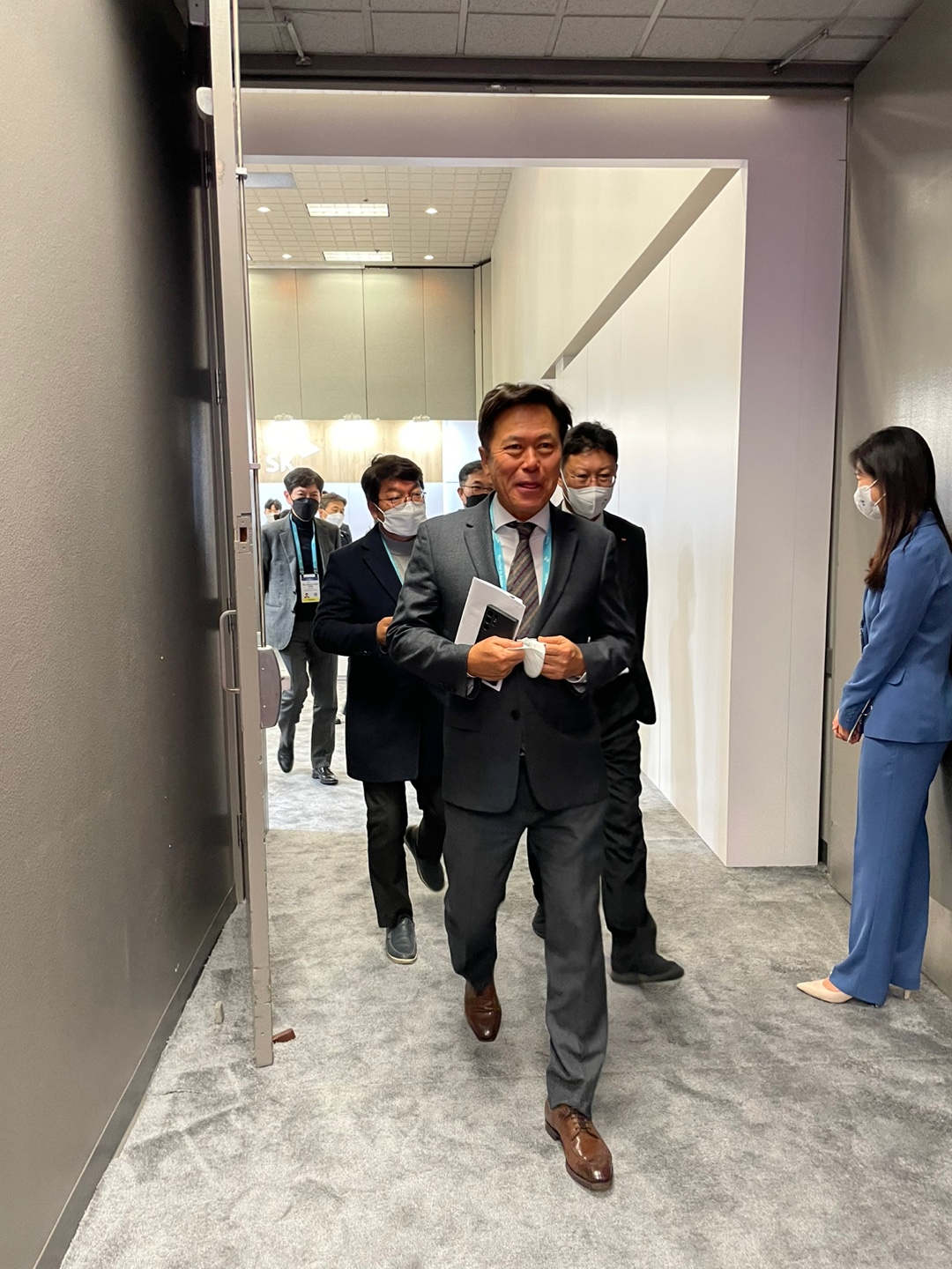 ▲박정호 SK하이닉스 부회장이 미국 라스베이거스 CES 2023 전시자에 마련된 미팅룸에서 나오고 있다. (강태우 기자 burning@)