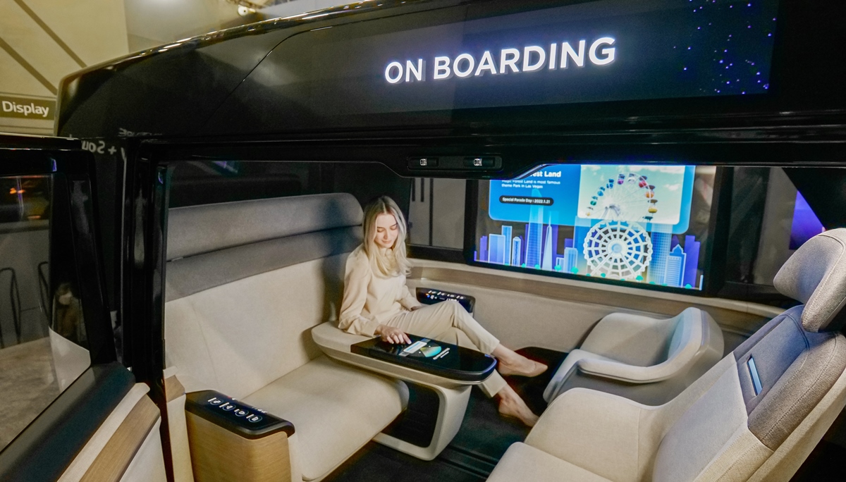 ▲미국 라스베이거스에서 LG디스플레이 모델이 ‘차량용 18인치 슬라이더블 OLED’로 영상을 감상하고 있다. (사진제공=LG디스플레이)