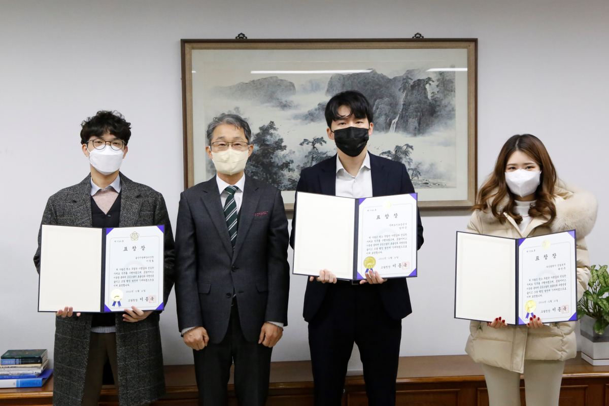 ▲주택도시보증공사와 수상기관 관계자들이 기념촬영을 하고 있다 (사진제공=주택도시보증공사)