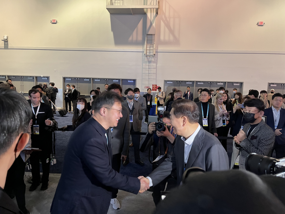 ▲한종희 삼성전자 부회장(오른쪽)과 최재원 SK그룹 수석부회장(왼쪽)이 5일(현지시간) CES 2023에 마련된 삼성전자 전시관 앞에서 악수를 하고 있다. (강태우 기자 burning@)