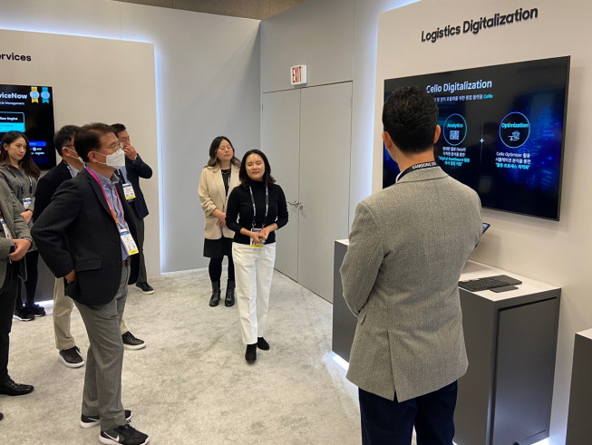 ▲에쓰 오일 류열 사장(왼쪽)이 5일 미국 라스베이거스에서 열린 CES 2023에서 삼성 SDS 전시장을 방문해 설명을 듣고 있다. (사진제공=에쓰 오일)