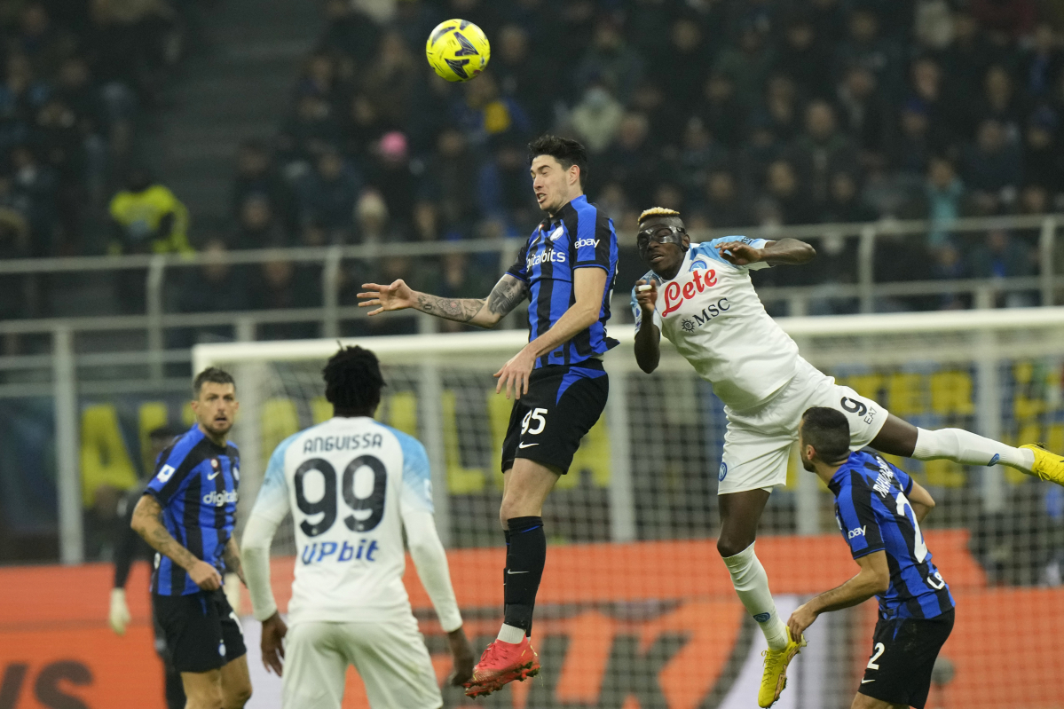 ▲5일 새벽 펼쳐진 나폴리와 인터밀란의 세리에A 경기에서 나폴리는 '업비트', 인터밀란은 '디지털비츠' 로고가 세겨진 유니폼을 입고 뛰었다.(AP연합뉴스)