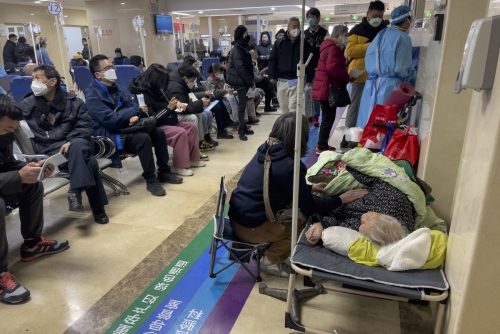 ▲중국 베이징에 위치한 병원이 5일 사람들로 붐빈다. 베이징/AP연합뉴스
