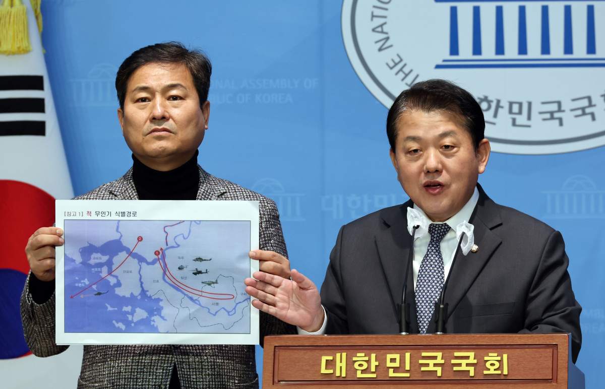 ▲더불어민주당 김병주 의원(오른쪽)이 6일 오전 서울 여의도 국회 소통관에서 북한 무인기 비행금지구역 침범 관련 기자회견을 하고 있다. 왼쪽은 김영배 의원. (연합뉴스)