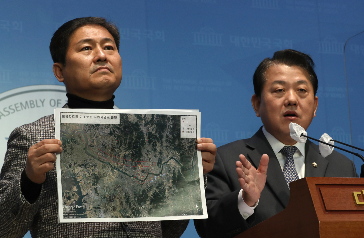▲김병주 국회 국방위원회 더불어민주당 간사가 6일 오전 서울 여의도 국회 소통관에서 북한 무인기 비행금지구역 침범 관련 기자회견을 하고 있다. 왼쪽은 김영배 의원. (뉴시스)