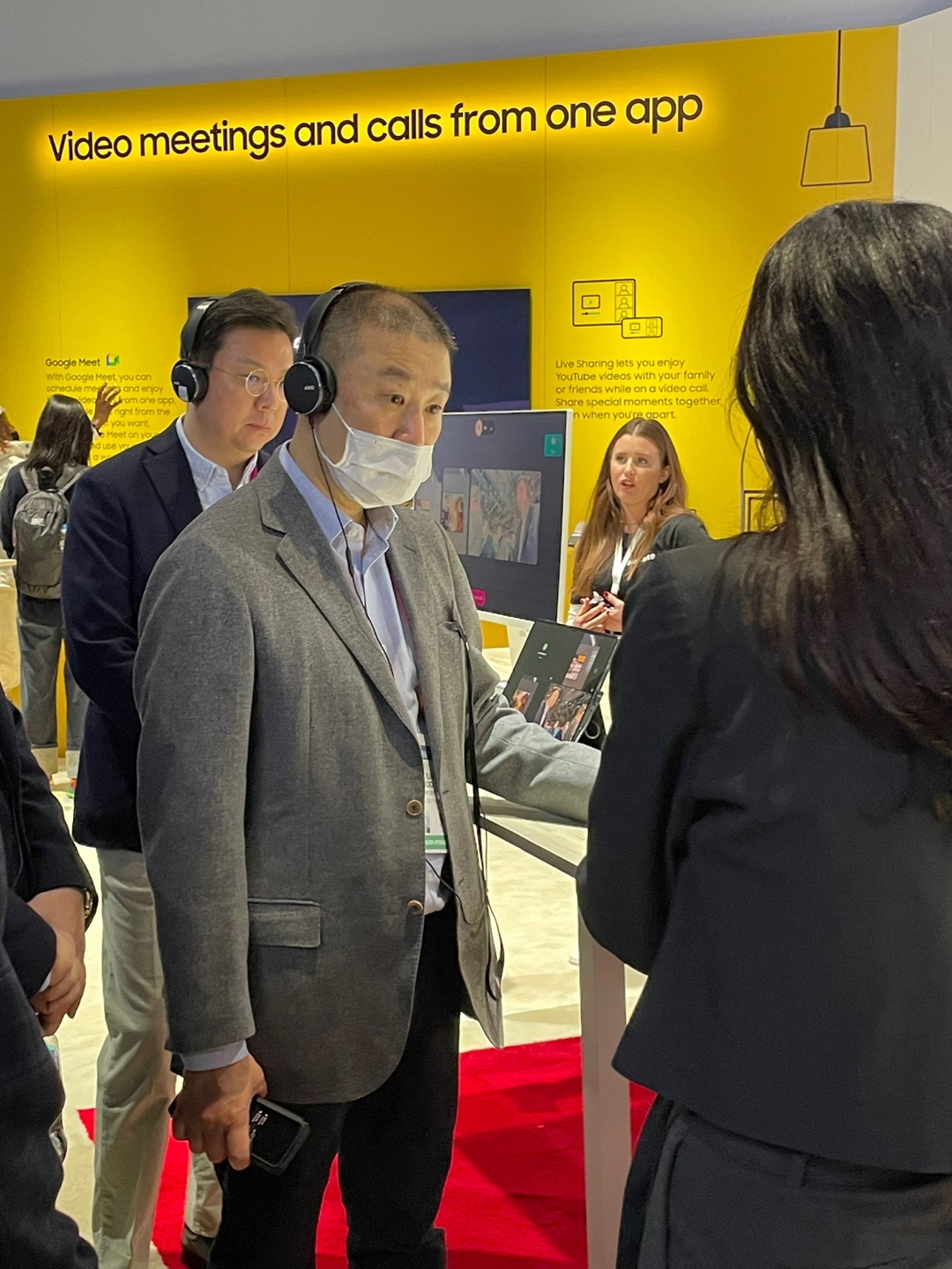 ▲구자은 LS그룹 회장이 6일(현지시간) 삼성전자 전시관을 찾았다. (강태우 기자 burning@)