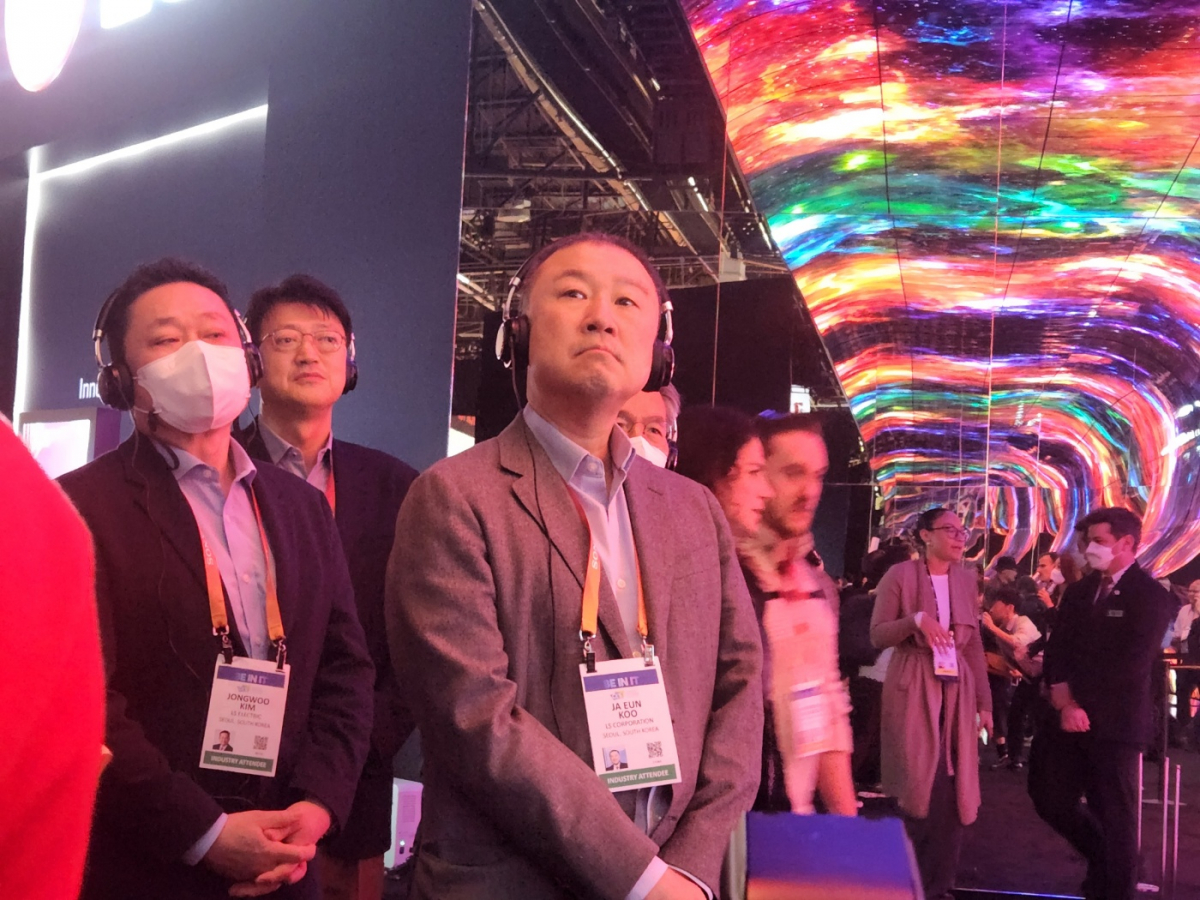 ▲구자은 회장이 LG전자 전시관을 찾아 올레드 지평선을 감상하고 있다.  (강태우 기자 burning@)