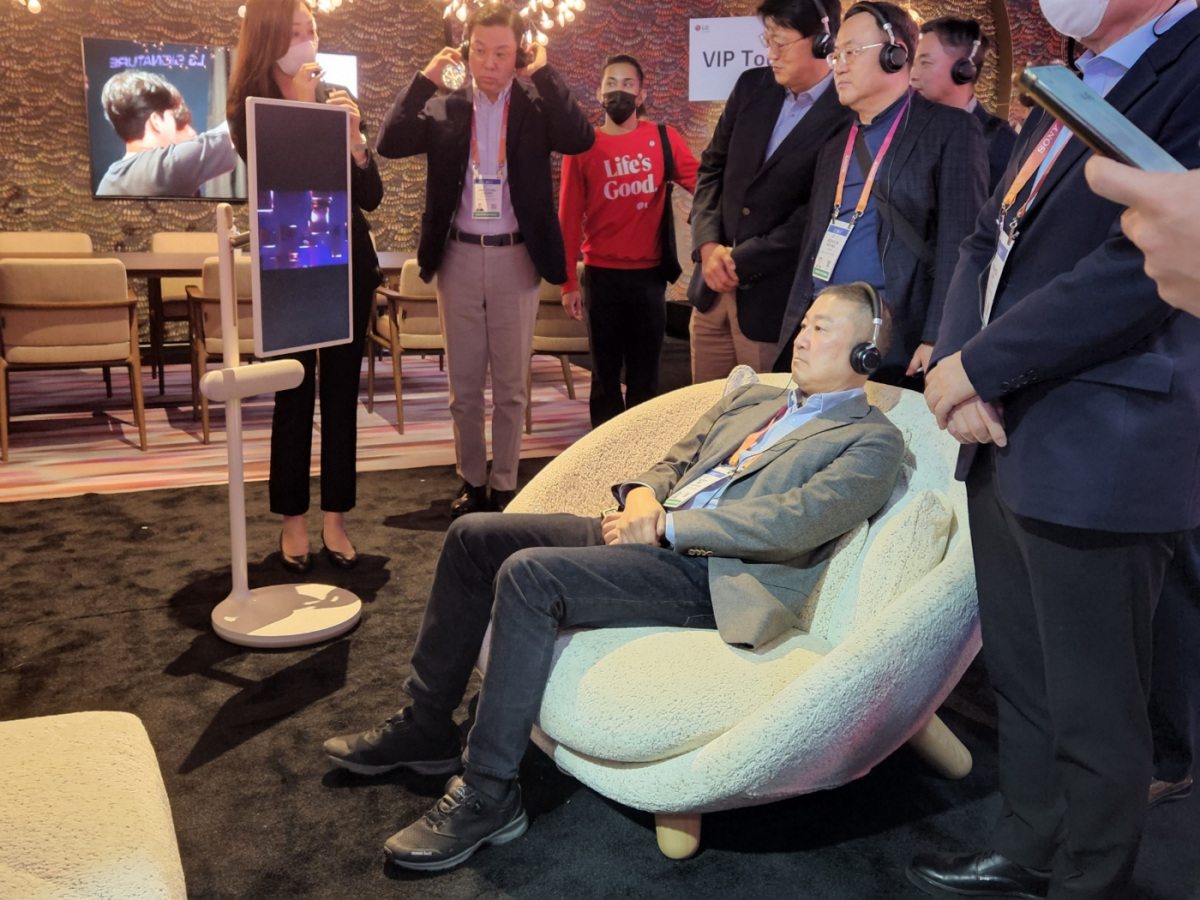 ▲구자은 회장이 LG전자 부스에서 제품을 관람하고 있다.  (강태우 기자 burning@)