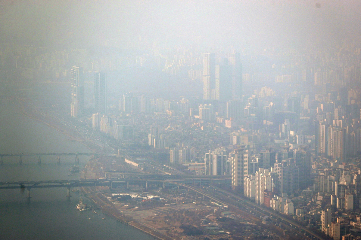 ▲수도권 전역에 미세먼지 예비저감조치가 시행된 6일 오후 서울 시내가 뿌옇다. (뉴시스)