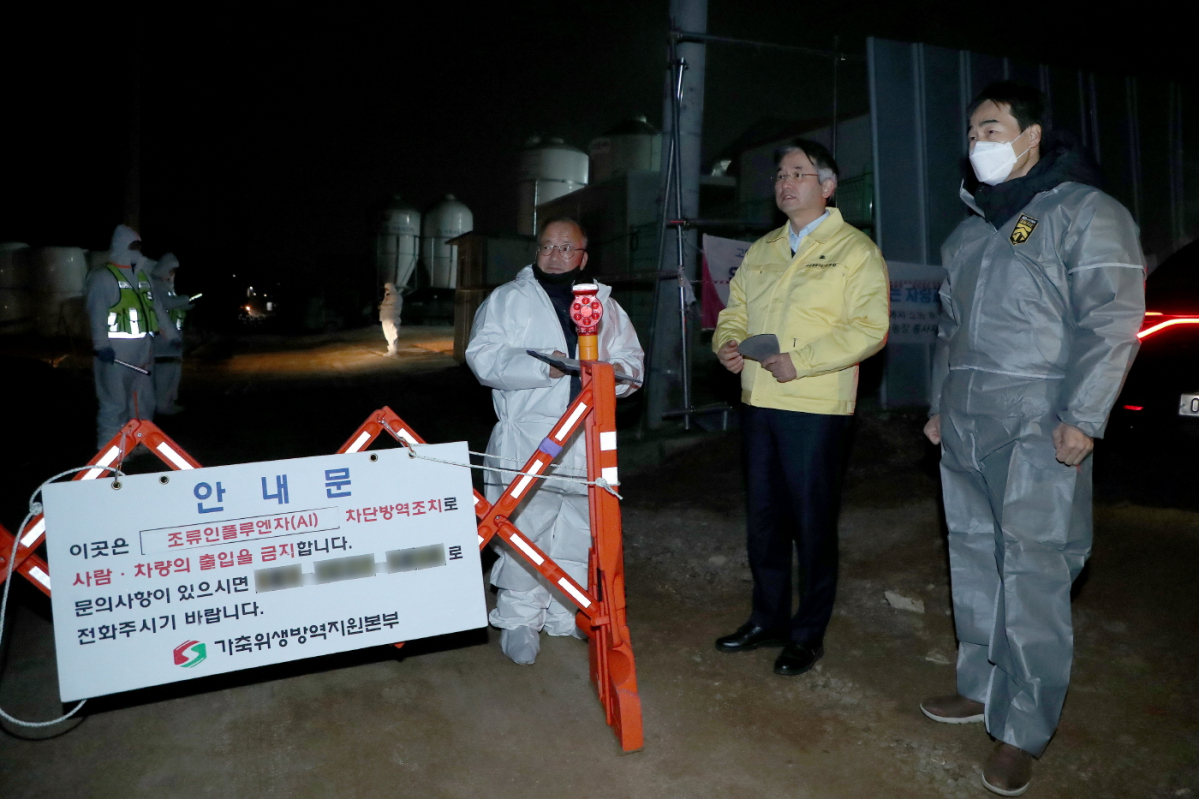 ▲조류인플루엔자 확진 농가 찾아 지시하는 이동환(오른쪽 두번째) 고양시장
(고양시 제공)